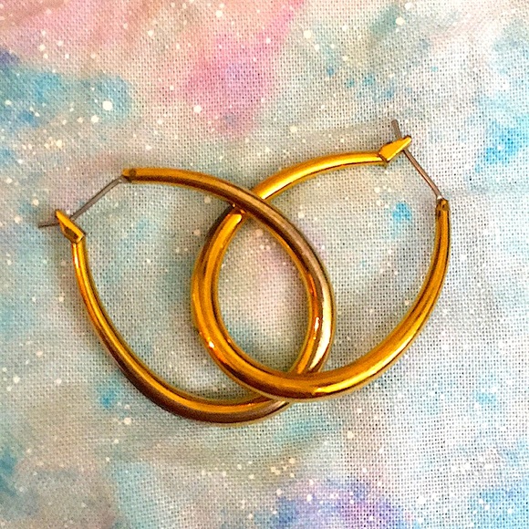 ⭐️Gold Hollow Body HOOP Earrings, with catch latch backings not slide on.⭐️ - Picture 4 of 4